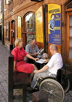 Beisammensein im Biergarten der Gaststätte Na Louži in Český Krumlov, Foto: Lubor Mrázek 