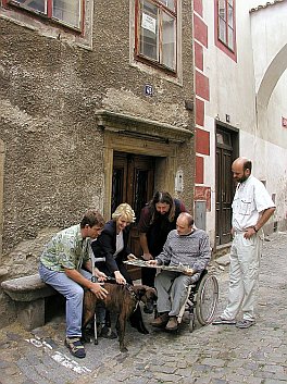 Krátké zastavení nad mapou v Klášterní ulici v Českém Krumlově, foto: Lubor Mrázek 