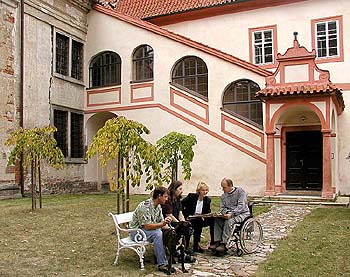 Diskussion vor dem Kloster der Kreuzherren in Český Krumlov, Foto: Lubor Mrázek 