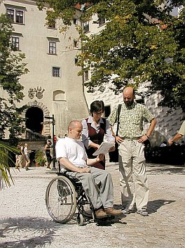 Strategische Beratung mit Begleitern auf dem 2. Schlosshof des Schlosses Český Krumlov, Foto: Lubor Mrázek 