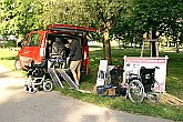 Vystavovatelé připravují svou nabídku, Den s handicapem, Český Krumlov 11. září 2004, foto: Lubor Mrázek 