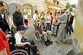 Prohlídku města pro těžce zdravotně postižené vede Stanislav Jungwirth, Den s handicapem, Český Krumlov 11. září 2004, foto: Lubor Mrázek 