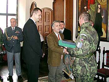 Víceprezident Kiwanis clubu Český Krumlov Pavel Slavko předává za účasti ministrů obrany České a Slovenské republiky upomínkové předměty veliteli 1. Česko-slovenského kontingentu v Kosovu pplk. Ing. Lubomíru Frkovi, foto: Tibor Horváth 